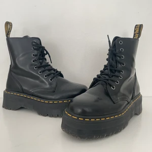 Dr. Martens kängor / stövlar / boots - Dem här skorna var glömde hoss mig för ca 6 mån sen på en fest och efter mycket försök av att försöka få tillbaka dem till sin ägare ger jag nu upp haha. Dem är storlek 39 och ser ut att vara i superbra skick, lite mer ”matt” material (har sett att där finns typ glossy också) 💖💛 frakt är inkluderat ❤️