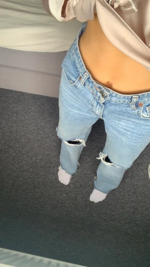 Zara jeans - Blåa jeans från zara, full length men avklippta så dem passar mig (är ca 170). Knappt använda då det inte är min stil. Frakkkostnaden är på ett ungefär☺️
