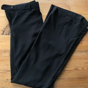 Kostymbyxor  - Raka svarta låg/mellanmidjade kostymbyxor! Tyvärr alldeles för stora för mig💕