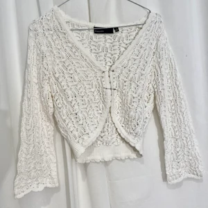 Vit virkad topp med säkerhetsnålar  - Sååå söt