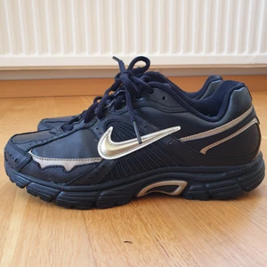 Fina Nike sneakers!  - Perfekta höstskor! Jättefint skick. Hela i hälen och sulan under är inte sliten. 