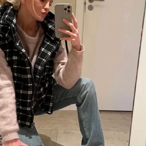 Väst - Intressekoll på denna superfina väst från zara som inte längre säljs! Säljer bara vid bra bud 💕 ( första bilden är inte min) 