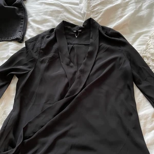 Blus - Blus från River Island. Passar typ 34-40 då den är ganska ”flowig”. Frakt ingår