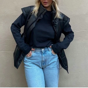 LXA väst  - Nyskick!! Använd 2-3 gånger. Säljer pga att jag ej använder den längre. Strl M men passar allt däremellan. Jag har vanligt vis XS/S men har använd den genom att jag dragit åt i midjan lite extra🤍🤍 NYPRIS 800kr