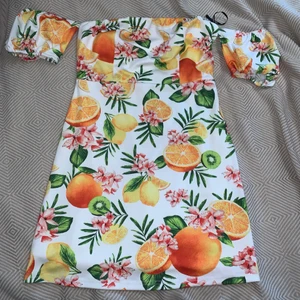 Klänning från Forever21, strl M - Klänning med frukter på från forever21! Köpt i london sommaren 2018! Har dock aldrig lyckats hitta ett tillfälle att bära den.. Det är storlek M på denna. Dock är den lite kortare än andra klänningar. Så den kanske är mer en S och för dig som är liiite kortare. Dragkedja finns i ryggen. Tyget är lent och stretchigt. Finns ett klistrigt band i kanten ovanför brösten för att den ska hållas uppe lättare.💗