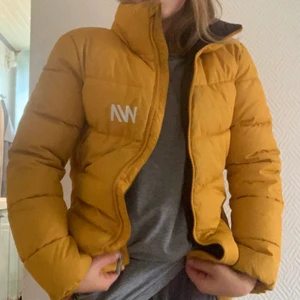 Tjock vinterjacka  - En tjock fin gul vinterjacka som är över rumpan 