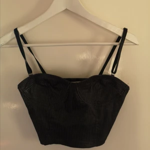 Snygg topp - Topp från Urban Outfitters. Använt en gång. Säljer för att den inte kommer till användning 