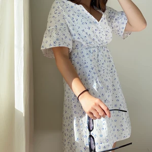 NA-KD klänning - Perfekt till sommaren!✨  jag har sytt några stygn i urringningen som man kan klippa bort. Den sitter som en XS💓