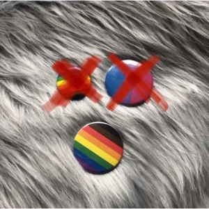 Pins Pride  - Jättefina pins i pridefärger. Dem lite större är 4cm. Lilla = 5kr Större= 8kr (+12kr frakt)