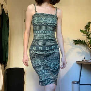 Supercool stretchig klänning! - Den här klänningen har så coolt mönster i grönt och är stretchigt material. Den har en så fin passform! Den är jätteskönt och i helt nytt skick! Fin som sommarklänning eller cool i höst;) Det står L i plagget men jag tycker den varierar mellan S-M eftersom den är så stretchig❣️❣️