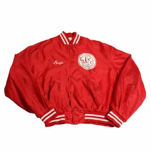 Magic - Vintage Collegejacka - En riktigt fet collegejacka/varsity jacka som är i en cool röd färg som liknar den hos Chicago bulls. Har vita detaljer och ett vitt tryck vid bröstet. amerikansk collegestuderande vid namn magic för ett tag sedan. Men är i väldigt gott skick.