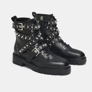 Zara ankel boots  - Säljer mina boots från zara med nitar, jätte bra skick 