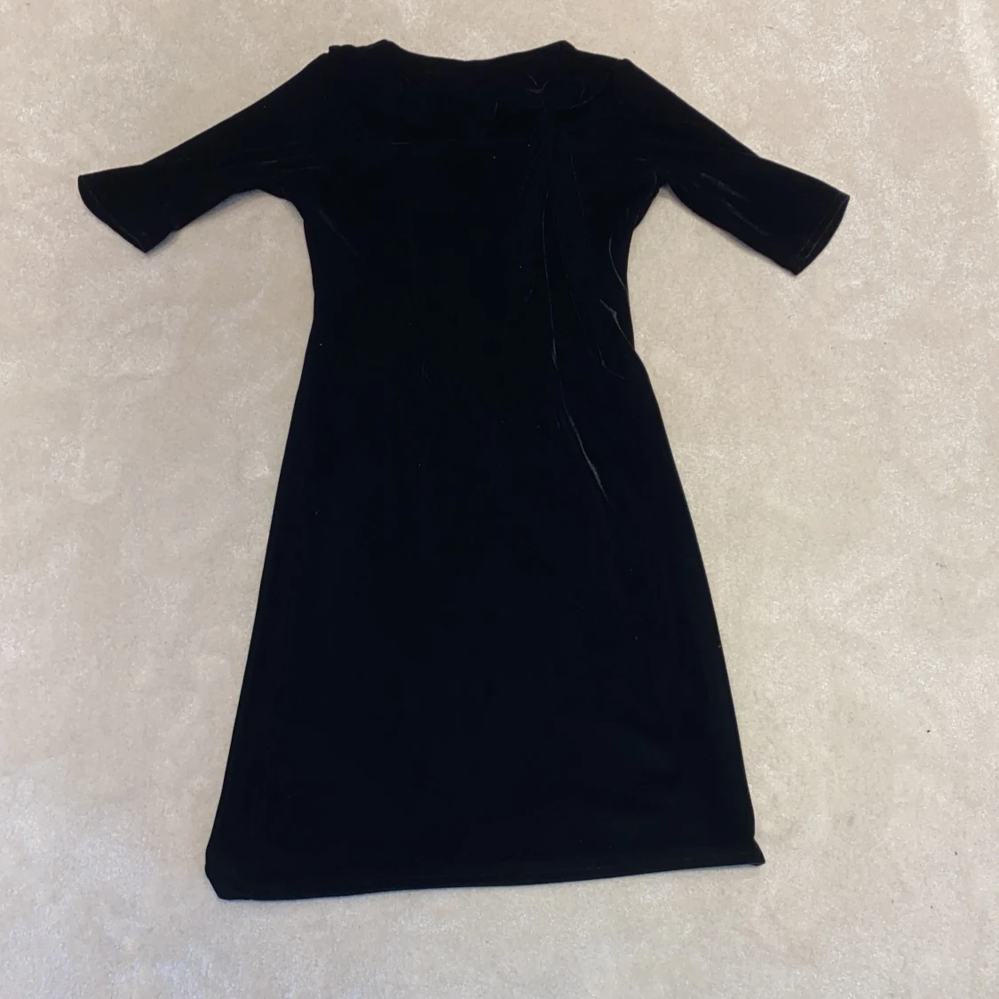 Svart sammet klänning.