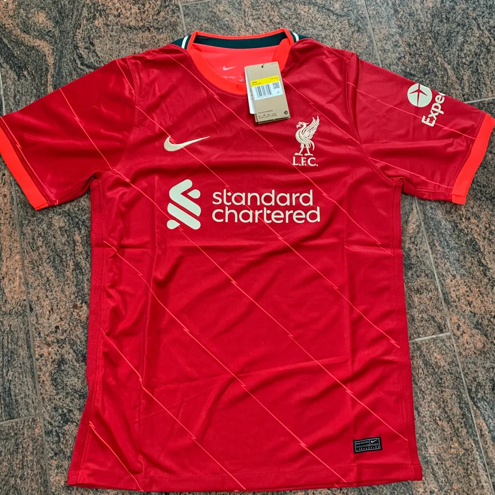 Säljer en Liverpool jersey från denna säsongen (21/22). Helt ny, aldrig använd. Storlek S.. Hoodies.