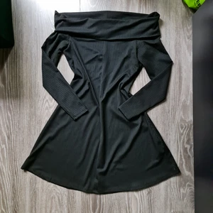 Klänning - Klänning från H&M i jätte fint skick. Sitter supersnyggt på!