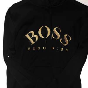 Hugo boss hoodie! Svart med guldiga detaljer på bröstet samt luva. Köptes för 1299 kronor endast 1 år gammal används inte längre! Strl M