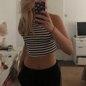 randigt linne från zara!! 💘 - superfint säljer randigt linne ifrån zara som går att styla med mycket 🦓💘 köpte för 100 säljer för 60 exklusive frakt ⚡️😋