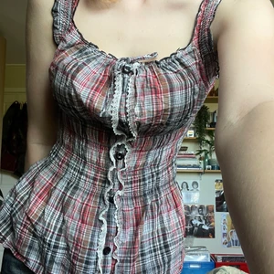 Blus - Så fin rutig blus som jag tyvärr måste sälja pga pengarbrist😭 passar många storlekar! Frakt tillkommer 💘💘