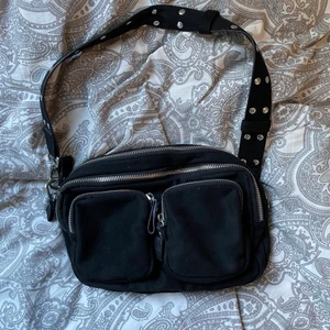 Väska - Använd fåtal gånger. Köpt på Gina tricot för över 300kr. Fint skick.