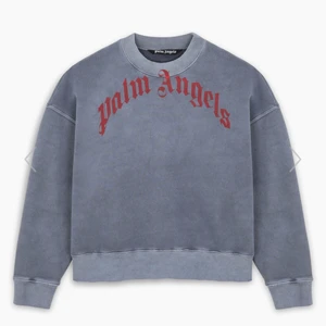 Palm Angels Crewneck - Sjukt fet crewneck från Palm angels! Köpt från Kaspersheat, allt OG. Använd 1 gång och handtvättad efter det, dvs tröjan är i nyskick. Size XL. Passar nog allt från L-XXL beroende på hur OZ man vill ha den. Jag är 186/82 kg och ni ser på bilden hur den sitter på mig.  Retail priset är ungefär 4500kr.