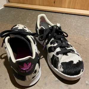 Adidas stan Smith NYA - säljer mina coolaste skor då de visade sig vara för små 😩. Absolut nyskick, köpta för 999kr förra veckan. Materialet är som äkta päls och både innersulan och alla detaljer är lila. Svåra att få tag på! 🤩 Vid snabb affär bjuder jag på halva fraktkostnaden!