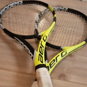 2 st Babolat tennisracket  - 2 st babblat tennisracket som används i ungefär 1 år. Lindorna behövs bytas men det ingår inte i köpet. Det är No 3. Båda tillsammans s kostar 1000 kronor.