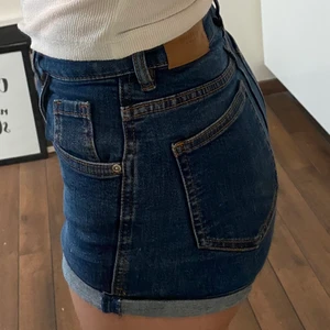 Blå shorts - Kommer inte ihåg var de är ifrån men de är i väldigt bra skick💙 de är sköna och hyfsat stretchiga. Stolen XS-S