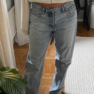Super snygga jeans från zara, midwaist och ljus blåa. Storlek 38 och jag bär 34-36 vanligt vis därför större pass form på mig. Sitter skit snyggt både om man vill ha dem lösare eller tajtare. Köp direkt för 500 eller buda. Högsta bud 300!  glöm budgivningen i annonsen skriv till mig istället!