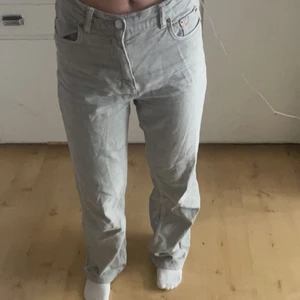  Zara byxor  - Säljer pga dom är lite för stora för mig i midjan, passar mig jättebra på längden och jag är 175 cm. 