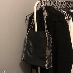 Tiamo Pricilla STOR - Den stora modellen av pricilla väskorna, i väldigt fint skick och inte mycket använd. Inköpt för cirka 4 år sedan för 550kr, säljer då jag inte använder den alls. 💗 Ställ gärna frågor, bilderna i annonsen är endast mina egna! 😄