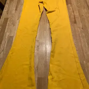 These yellow sweatpants are very pretty and gives happy vibes. 