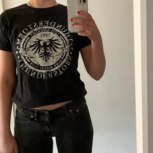 t-shirt med tryck - säljer denna tisha med ballt tryck, den har ingen lapp men skulle tippa på storlek s💕⚡️skriv för mer bilder/info🤗