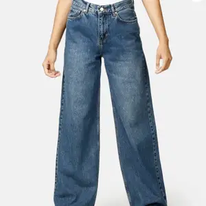 Säljer nu dessa jeans från junkyard✨ då dom inte satt som jag ville på mig. Köpt för 499kr. aldrig använd,Jag är 168 och dom går ner till fötterna på mig, lite långa. (första bilden är lånad) 🌸 (buda från 300kr! istället för 400kr)                        