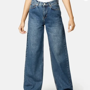 Jeans - Säljer nu dessa jeans från junkyard✨ då dom inte satt som jag ville på mig. Köpt för 499kr. aldrig använd,Jag är 168 och dom går ner till fötterna på mig, lite långa. (första bilden är lånad) 🌸 (buda från 300kr! istället för 400kr)                        