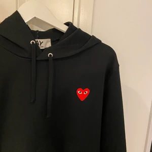 CDG HOODIE - CDG hoodie, cond 8/10, lite nopprig annars som ny. Storlek M men passar S också. Nypris 2000kr.