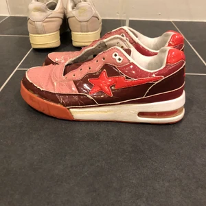 Bape Roadsta  - Designer sko från bape som går för 2000kr i bra skick, därav mitt pris för denna vara. Se bild för skick, alla sulor är lösa, varan skickas ej tillbaka så ställ frågor först!
