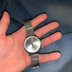 Silverklocka  - Jätte gullig silver klocka, behöver nya batterier annars är den i mycket bra skick! 