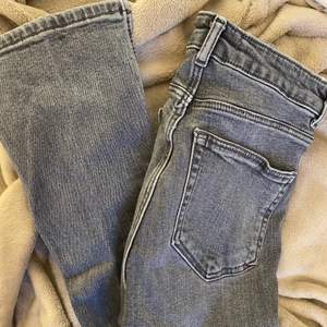 Jättefina gråa jeans från zara🖤högmidjade med bootcut och slits ner till🖤🖤lite använda men i bra skick🖤🖤