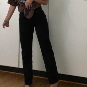 Jeans - Svarta jeans från Gina Tricot i storlek 36, köparen står för frakten men kan också mötas upp i lund