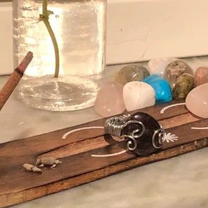 Ring - Äkta kristallring, chimmrar rött i ljus, ser annars ganska mörkröd ut. Troligtvis en granat, men inte 100% säkert, däremot garanterat äkta kristall🥰 handgjord av mig, frågor? Skicka ett meddelande😊