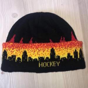 Hockey lights out beanie (black fire) är välanvänd och i bra skick. köpt från fucking awesome och kostade nypris 450kr