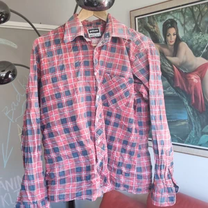 Äldre skjorta unisex  - 100 procent bomull. Åhlens/tempo.  Behöver strykas. Urtvättad. Märkt l men ja tkr den är mer s-m. Vintage. 10 kr frakt 45 kr.. Samfraktar för 66 kr 📦💕