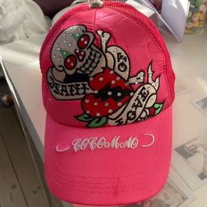 Ed hardy keps - Ed hardy keps med rhinestones!❤️‍🔥 justerbar och använd några få gånger! 