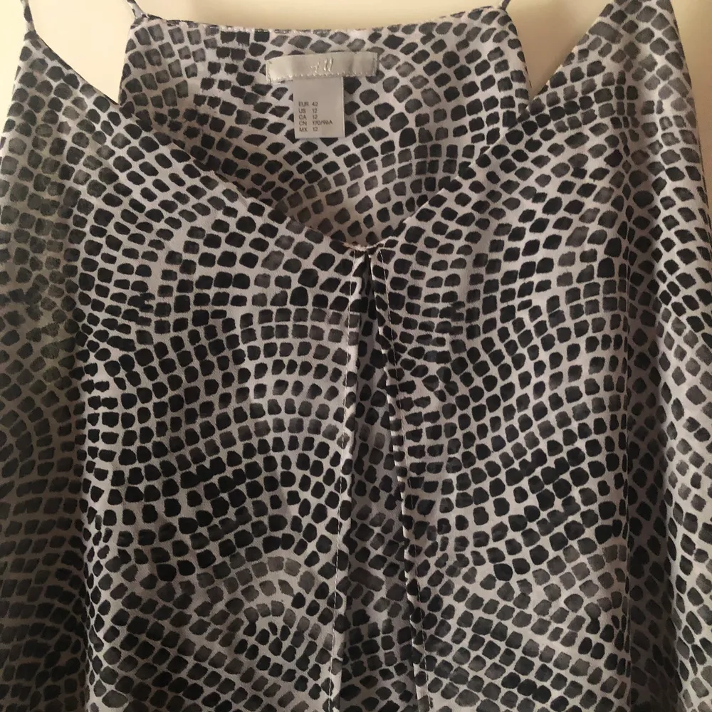 Prickigt linne från H&M. Använd ett fåtal gånger. Strl 42 🤍. Blusar.