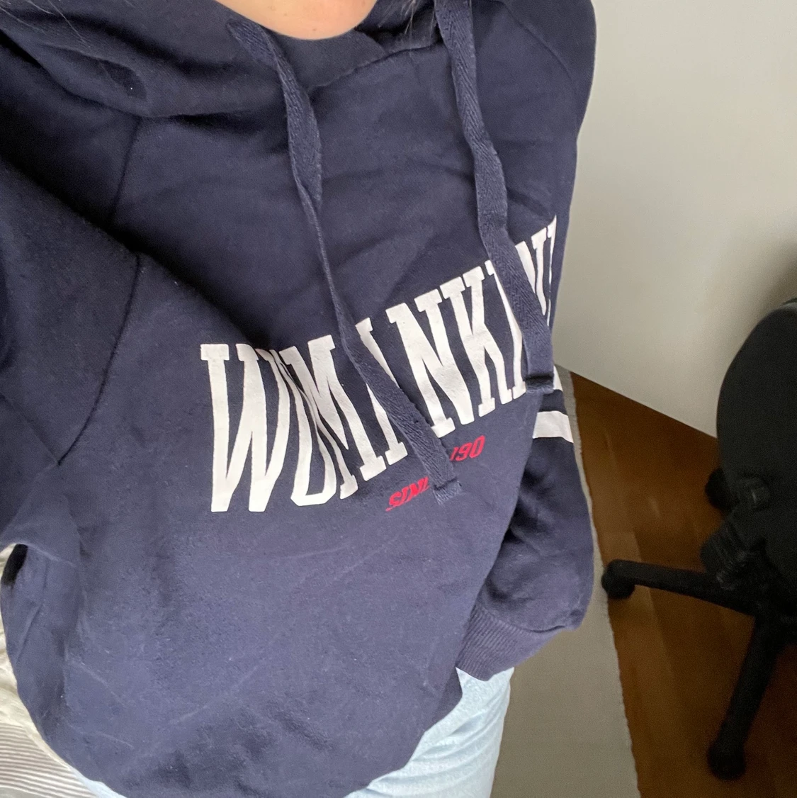 Blå hoodie med detaljer - 91