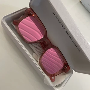 Chimis  - As coola chimis med reflekterande linser. Kommer med lådan och puts grejen. De är i en skit cool rosa färg. Nypriset är 1100. Säljs pga att jag inte har använt de.