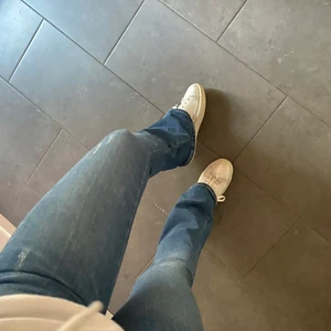 Utsvängda jeans  - Super bekväma blåa jeans med utsväng. Jag är 169 lång och jeansen är i storlek 34. Jag brukar ha 36/38 men dessa är väldigt stretchiga. Använda max 5 gånger