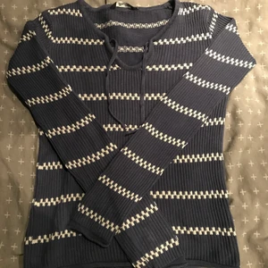 Randig tröja - Blå och vit randig tröja! Jättefin och sitter snyggt