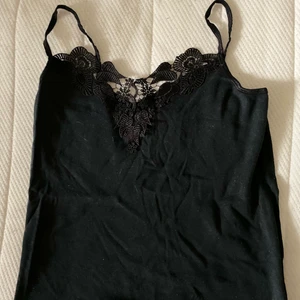 Svart linne! - Den här toppen är i storlek XS men passar S också! 60kr + frakt om vi inte möts upp i Eskilstuna 🖤