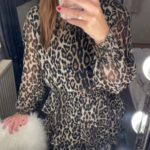 Klänning - En superfin leopardmönstrad klänning med resår i midjan. Endast använd ett fåtal gånger så är i bra skick🤎🐆